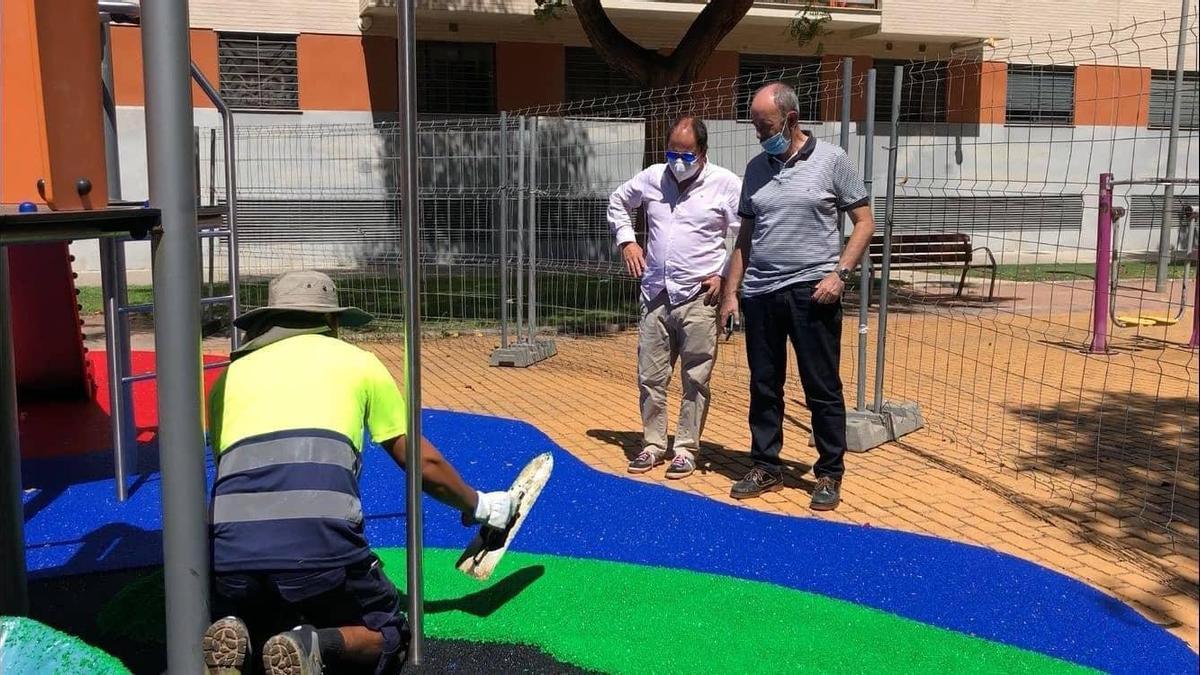 Parques infantiles en Murcia: los suelos de los parques infantiles