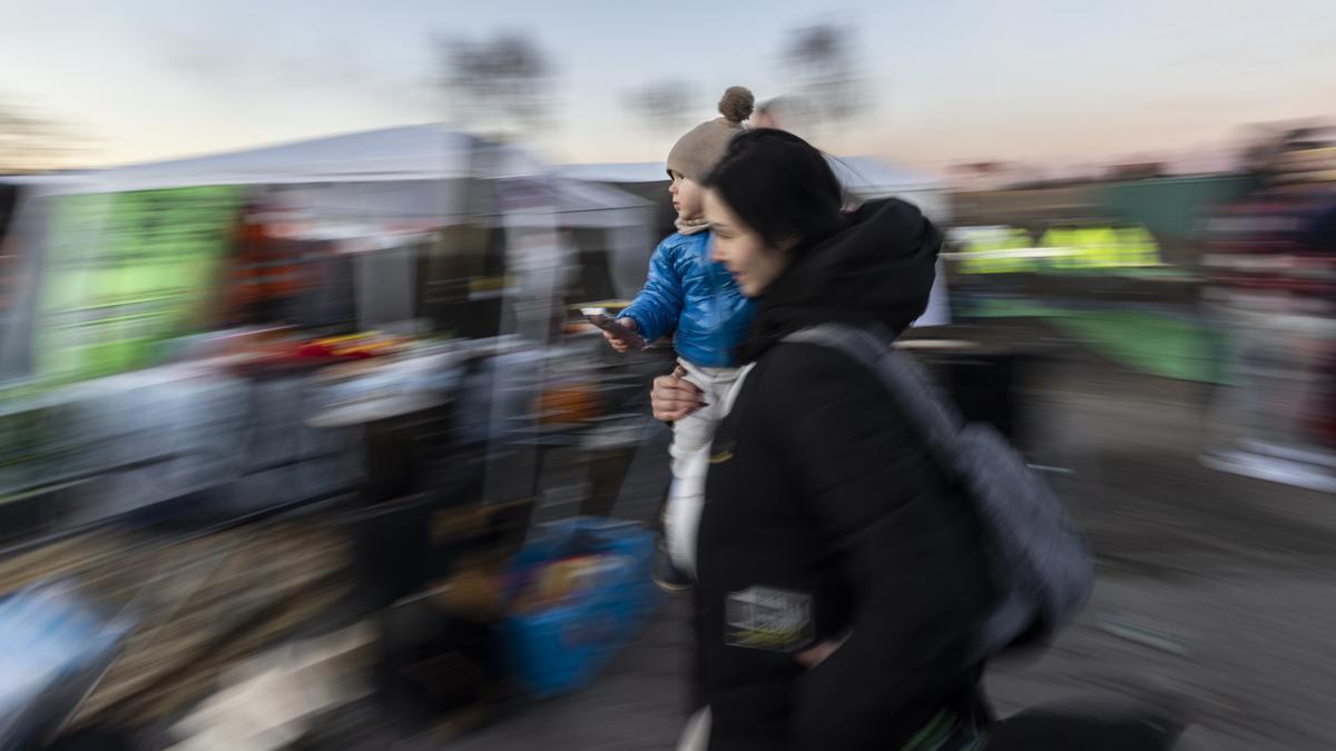 Grupos de refugiados continúan llegando al campo de Medyka en Polonia
