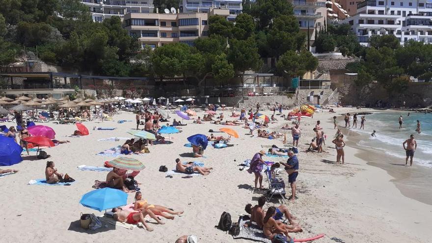 Una imagen de la playa de Cala Comtessa, hoy sábado.