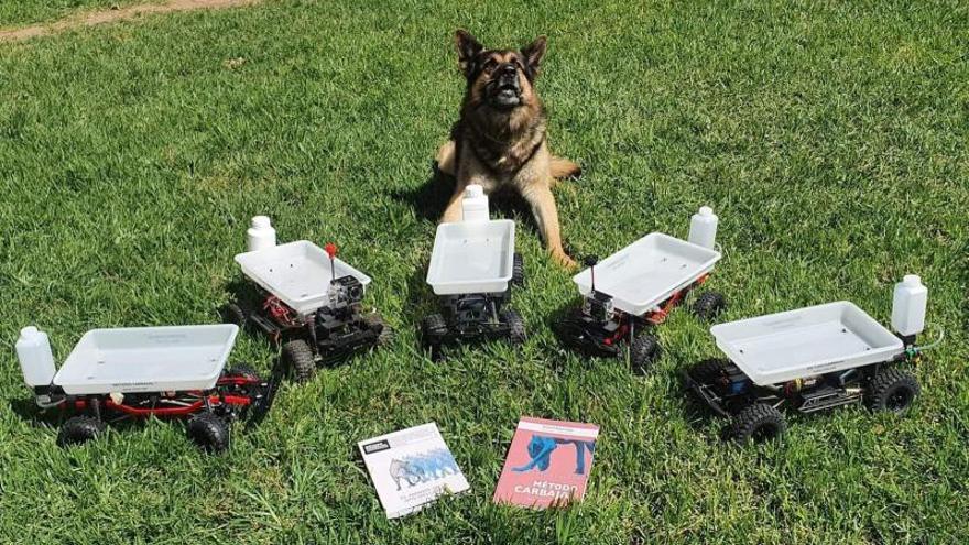 El último perro policía con el que trabajó en activo el guía canino policial que equipa los vehículos trazadores de Carbajal con 5 unidades y dos libros del instructor estradense..