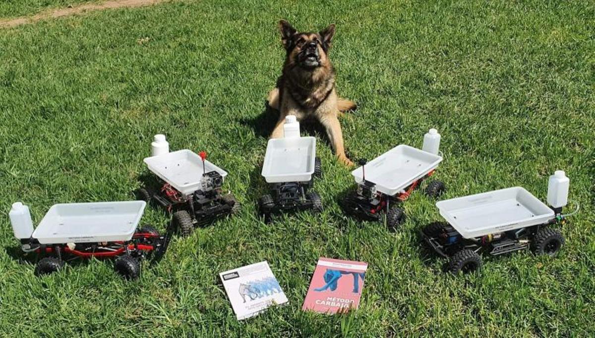 Un perro policía, con 5 vehículos trazadores y dos libros de Carbajal.