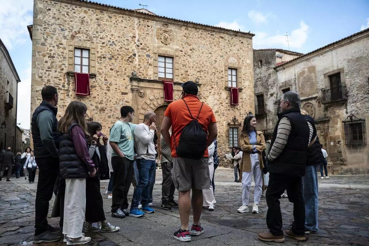 Un grupo de turistas durante una visita guiada en Cáceres.