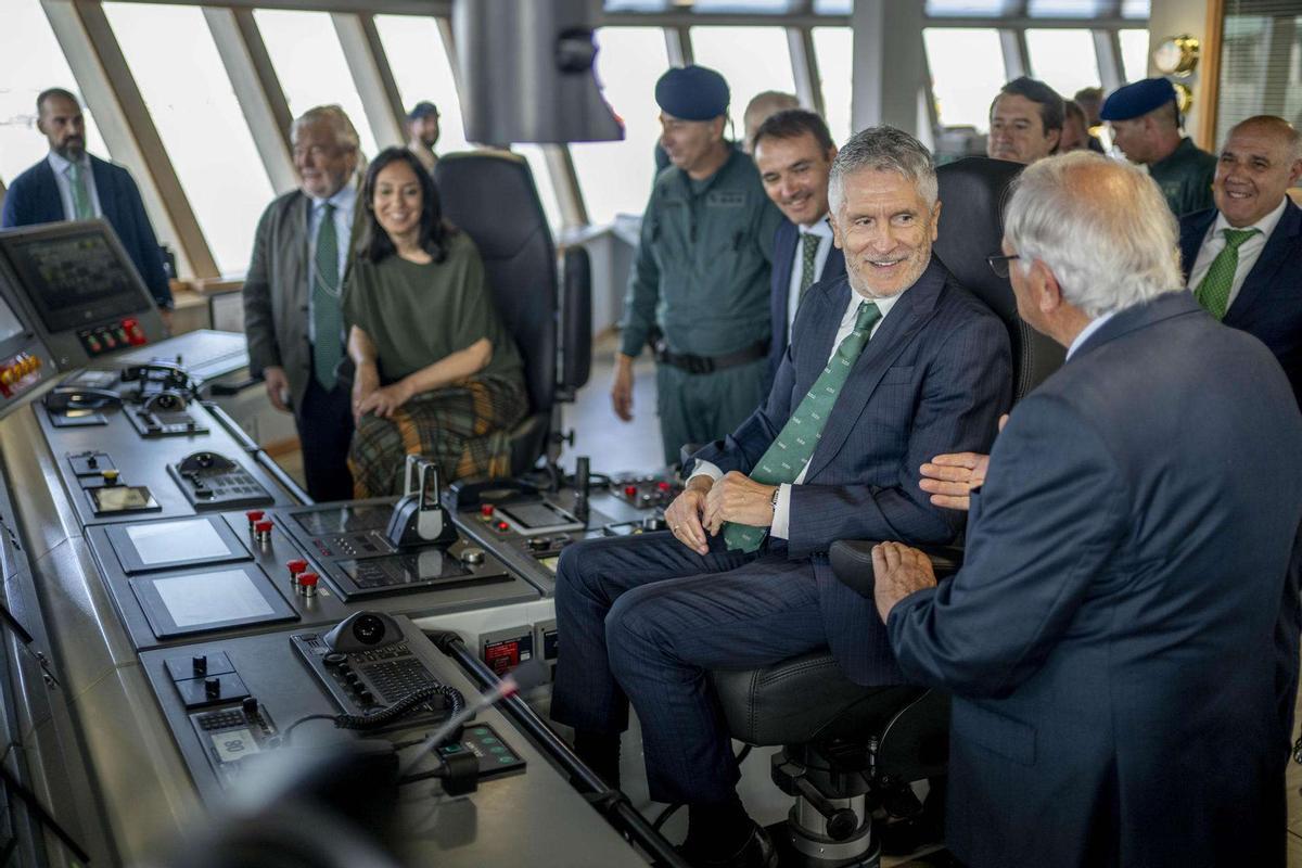 El ministro Grande-Marlaska durante una visita al puente de mando del 'Duque de Ahumada'.