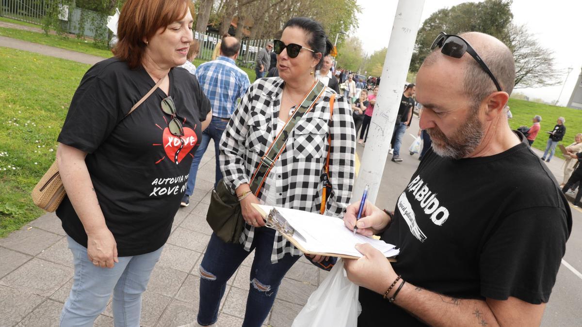 RECOGIDA DE FIRMAS POR EL VIAL DE JOVE, EL RASTRO