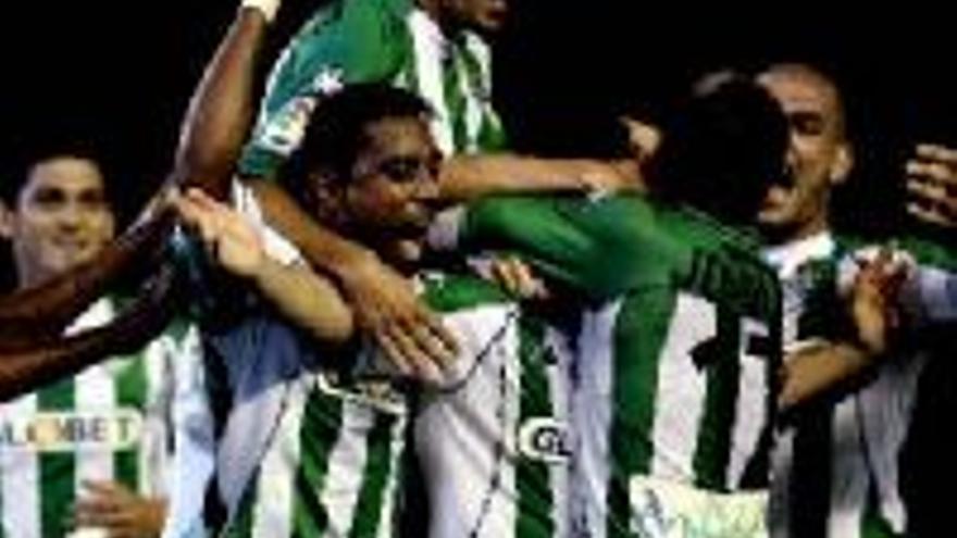 El Betis se lleva el derbi con muchos problemas