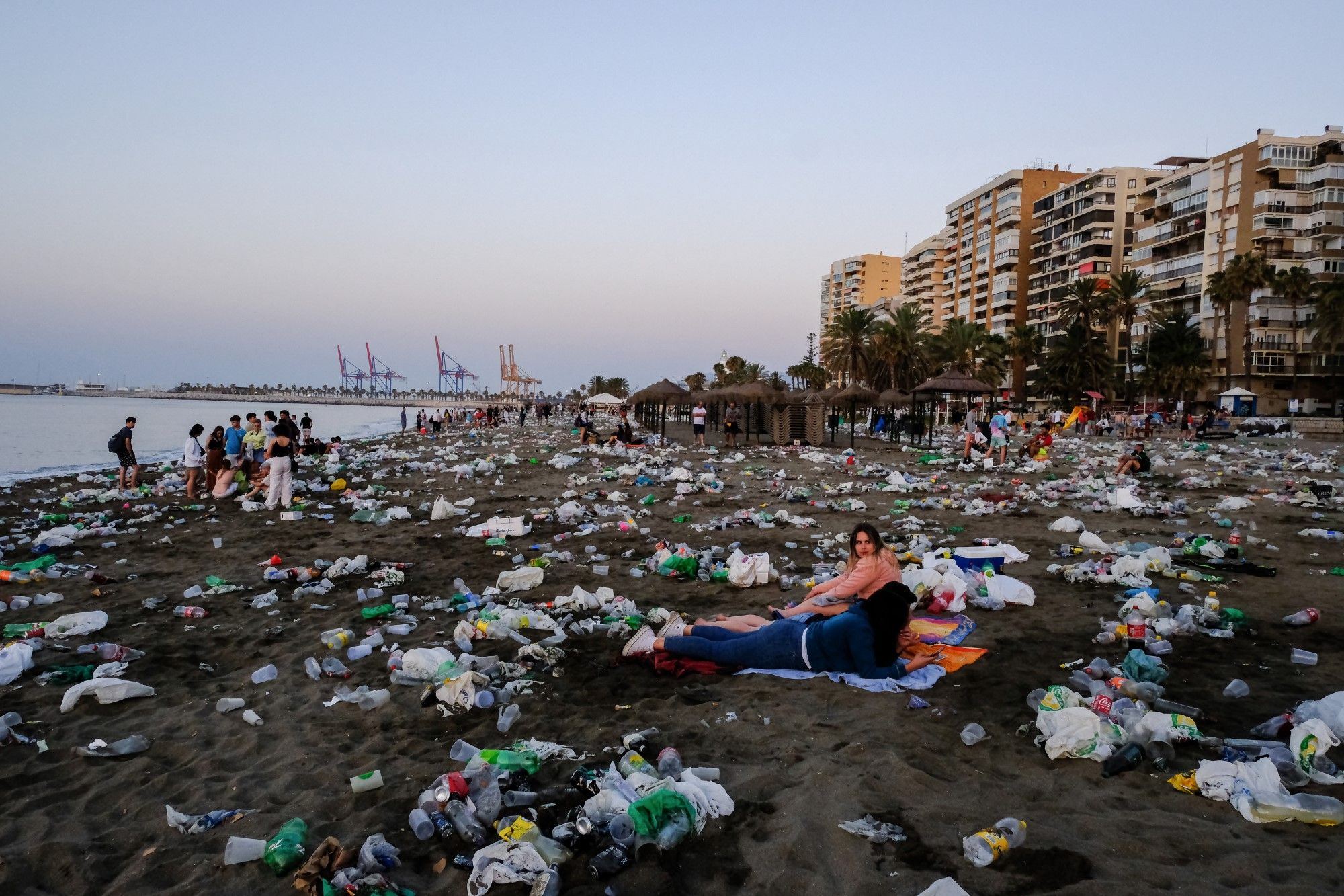 Toneladas de basura se acumulan en la playa tras celebrar la Noche de San Juan