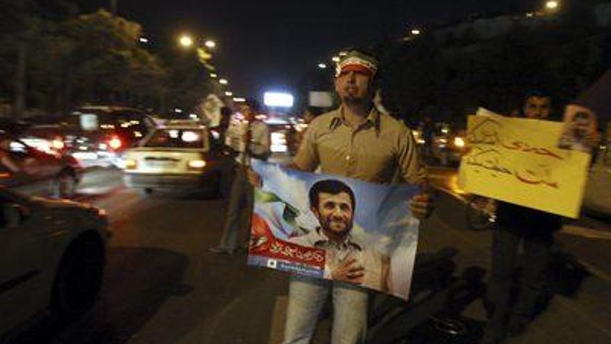Miles de iraníes peregrinan a la tumba de Jomeini y apoyan a Ahmadineyad