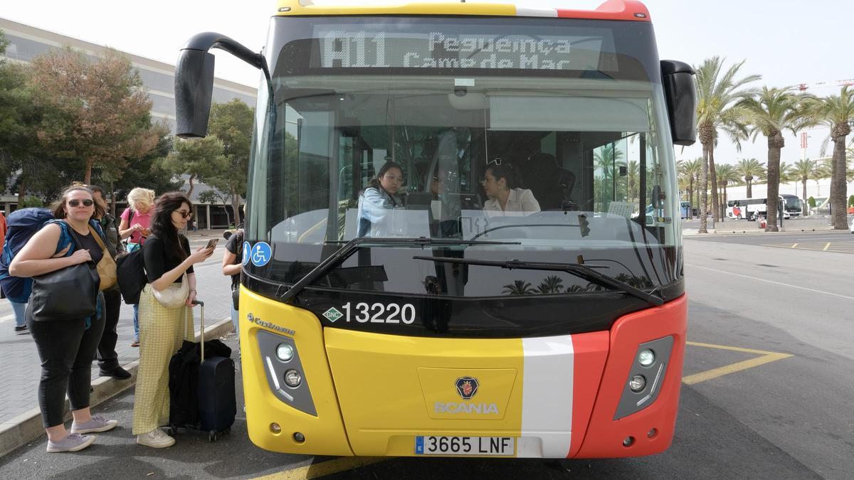 El bus A11 con destino Camp de Mar carga pasajeros en el aeropuerto de Palma