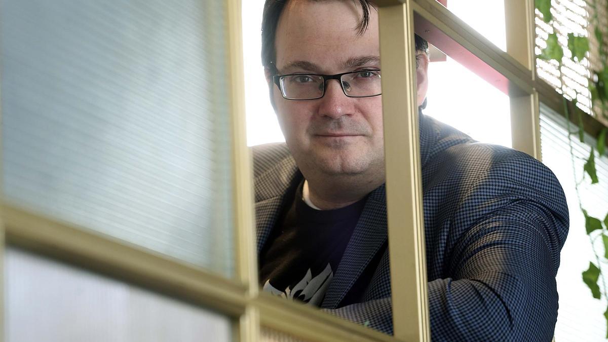 El escritor Brandon Sanderson.
