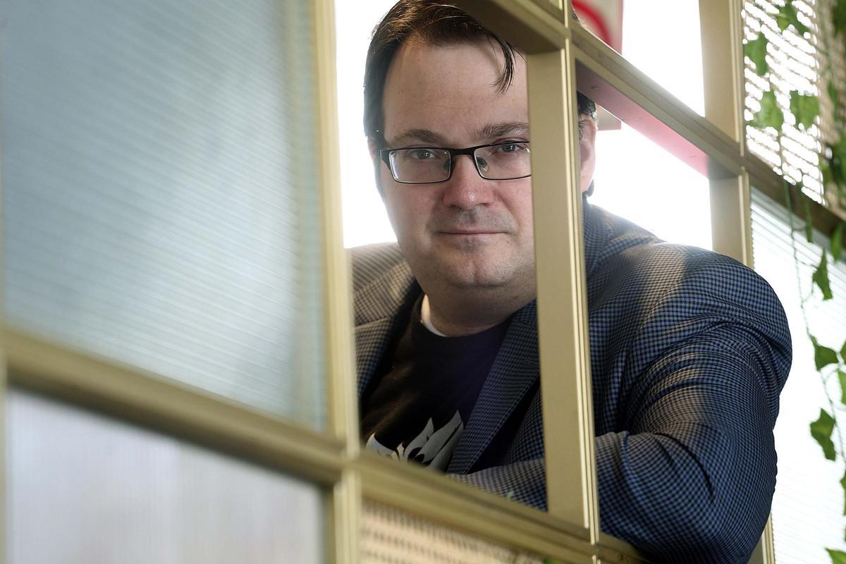 El escritor Brandon Sanderson.