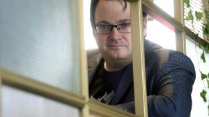 El escritor Brandon Sanderson.