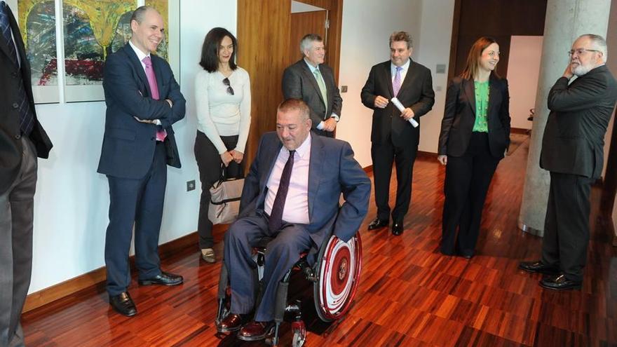 Francisco Canes, presidente de la Asociación DIA, en silla de ruedas, junto a los representantes de la Froet y los demás ponentes.