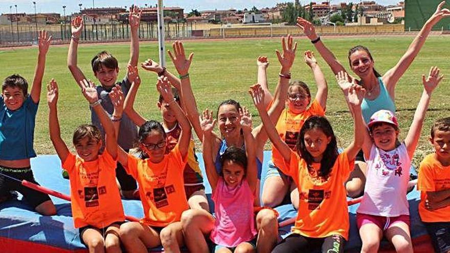 Participantes del Campus con la atleta Raquel Álvarez Polo.