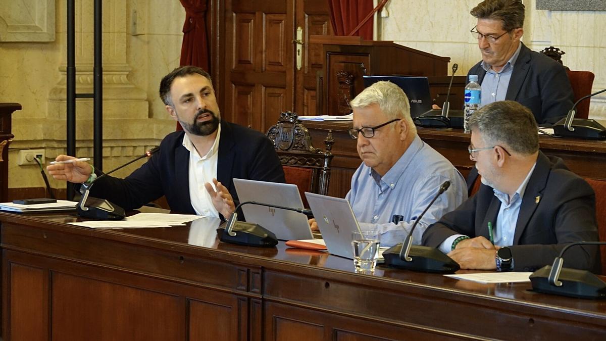 El portavoz de Vox en Andalucía, Manuel Gavira, este jueves en el Parlamento. Mariano Ruiz Araujo será el nuevo portavoz municipal del PSOE en Málaga