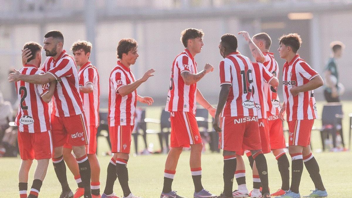 Jugadores del Sporting, en el encuentro de pretemporada ante el Celta Fortuna