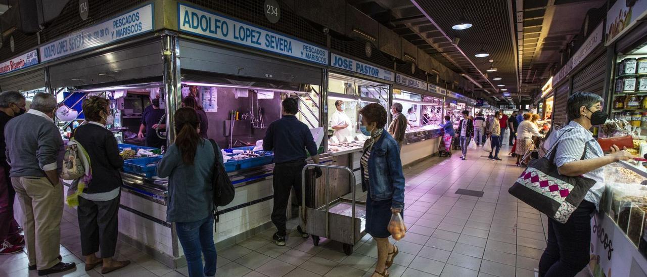 Compradores en algunos de los puestos del Mercado Central de Alicante, esta misma semana. |