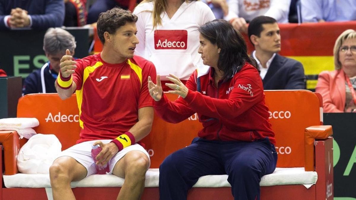 Pablo Carreño recibe instrucciones de la capitana, Conchita Martínez.