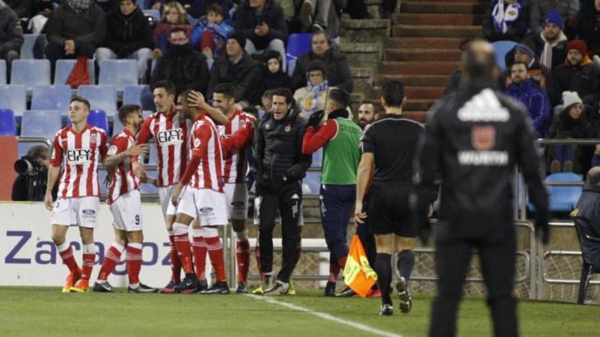 Los jugadores del Girona se abrazan tras marcar en la Romareda