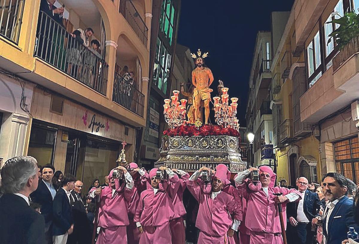 Subida del Cristo de la Columna por la calle Alcaide en la noche del Jueves Santo.
