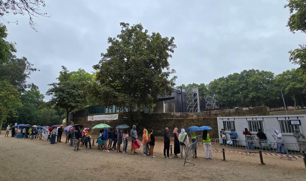 Concierto de Viva Suecia: la lluvia no desanima a los fans, que guardan cola en Castrelos Concierto de Viva Suecia: la lluvia no desanima a los fans, que guardan cola en Castrelos