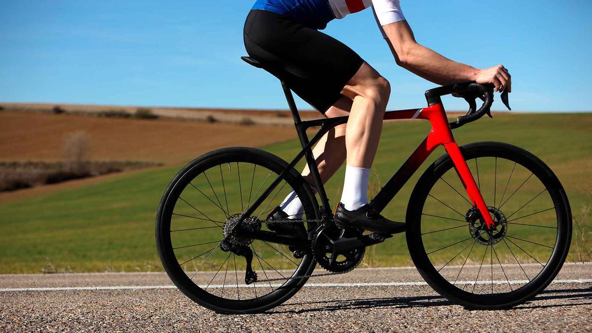 El BOE ya lo publica y también afecta a los ciclistas en Asturias: inesperado adiós a los ciclistas de los arcenes de las carreteras nacionales tras la nueva ordenanza vial