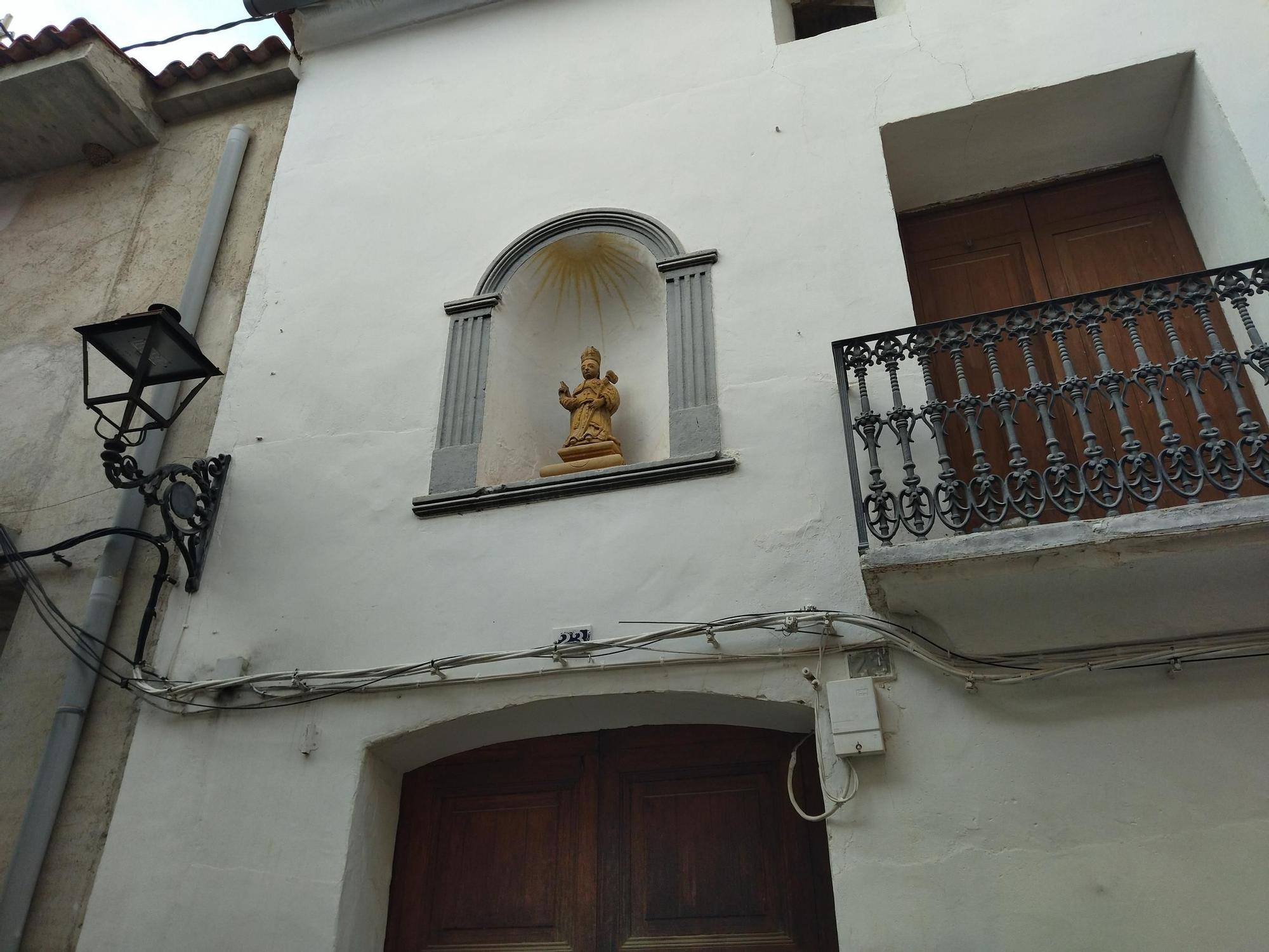 Una "nueva" plaza con mucha vida y casas y negocios históricos: así es Xaló