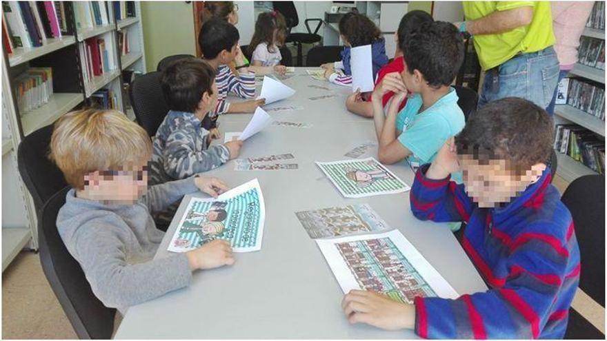 Los escolares realizan una visita a la biblioteca municipal