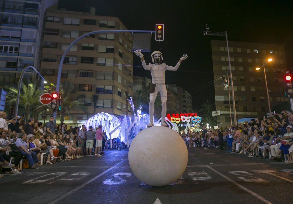 El desfile folclórico internacional de las Hogueras de Alicante llena de color las calles de la ciudad