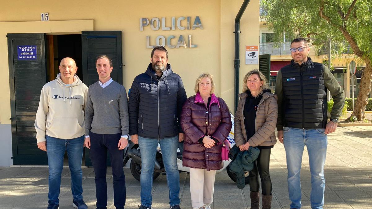 Llorenç Galmés, junto a varios regidores del PP, este viernes en sa Pobla.