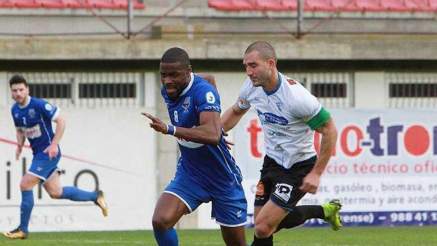 Un jugador del Porriño conduce el balón durante un encuentro de los porriñeses. // Iñaki osorio