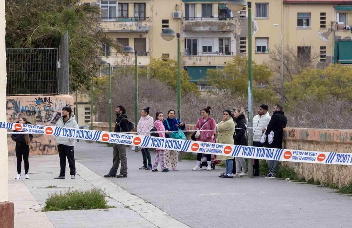 Un incendio en el barrio Miguel Hernández de Alicante deja tres vecinos y seis policías atendidos por inhalación de humo Un incendio en el barrio Miguel Hernández de Alicante deja tres vecinos y seis policías atendidos por inhalación de humo