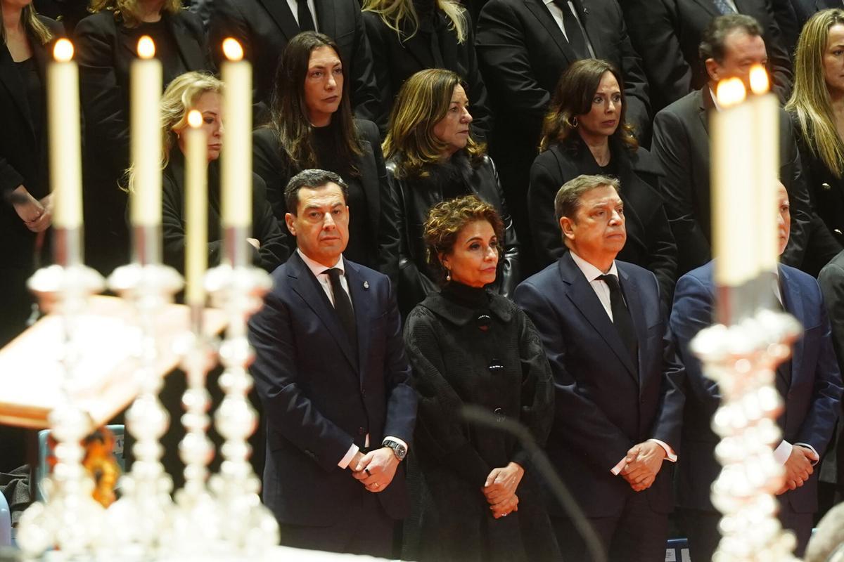 29/01/2026 El presidente de la Junta de Andalucía, Juanma Moreno; la vicepresidenta primera del Gobierno y ministra de Hacienda, María Jesús Montero y el ministro de de Agricultura Pesca y Alimentación, Luis Planas, durante la misa funeral en memoria de las 45 personas fallecidas en el accidente ferroviario de Adamuz (Córdoba). A 29 de enero del 2026 en Huelva, España.El arzobispo de Huelva, Santiago Gómez Sierra, ha presidido la ceremonia religiosa en memoria de los 45 fallecidos en el accidente ferroviario de Adamuz (Córdoba), celebrada en el Palacio de Deportes Carolina Marín debido a que la Catedral de La Merced no cuenta con capacidad suficiente para acoger a la multitud de asistentes. SOCIEDAD Gogo Lobato - Europa Press
