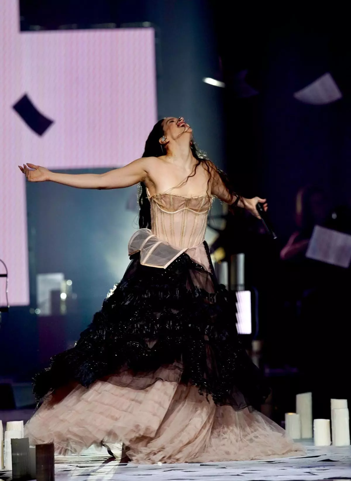 Rosalía durante su actuación en los 40 Music Awards en el Roig Arena