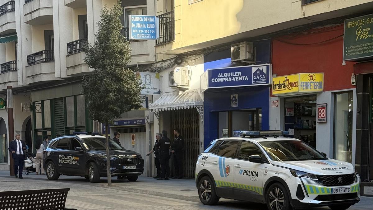 Vehículos de la Policía Nacional y de la Policía Local durante una intervención en el centro de Mérida.