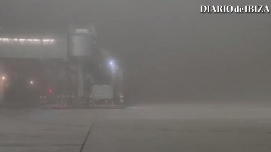 La niebla obliga a cerrar el aeropuerto de Ibiza.