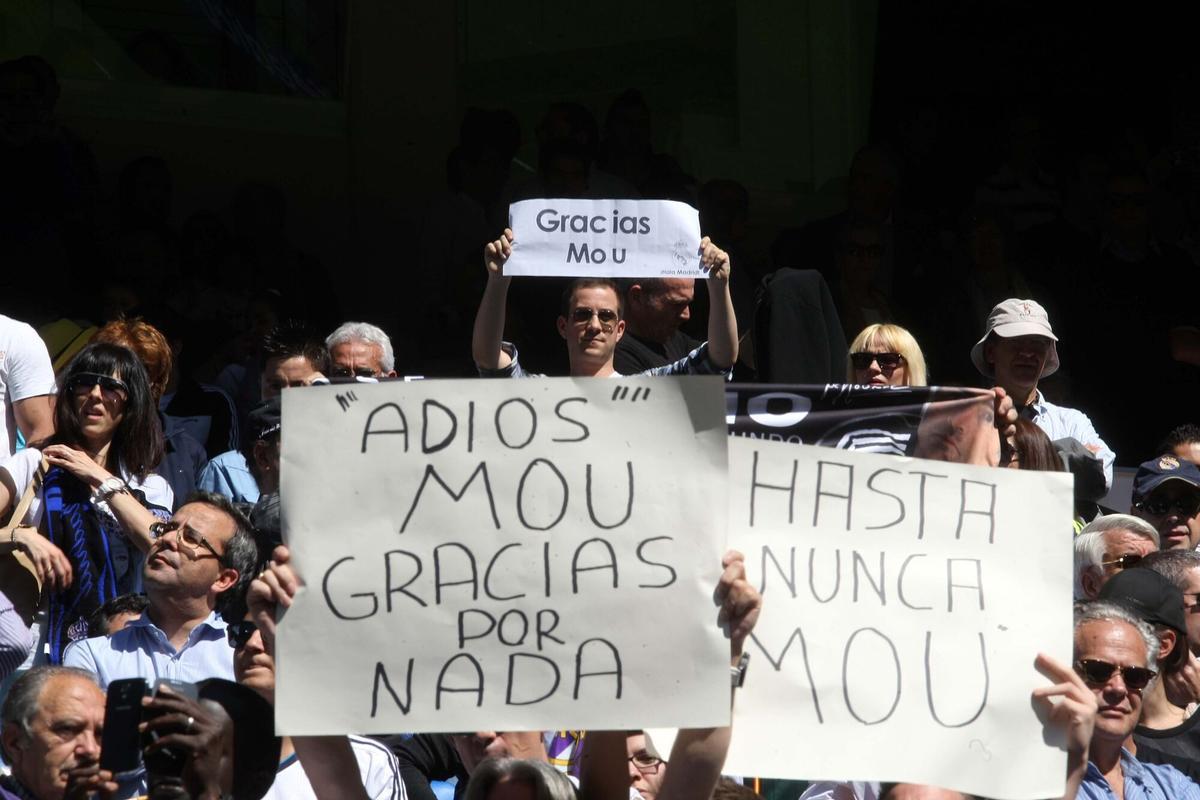 Pancartas contra Mourinho en el último partido de su primera etapa.