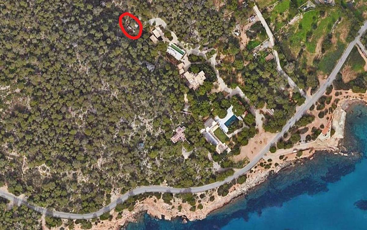 Al fondo, se ve la máquina excavadora utilizada en los trabajos. | D.I.