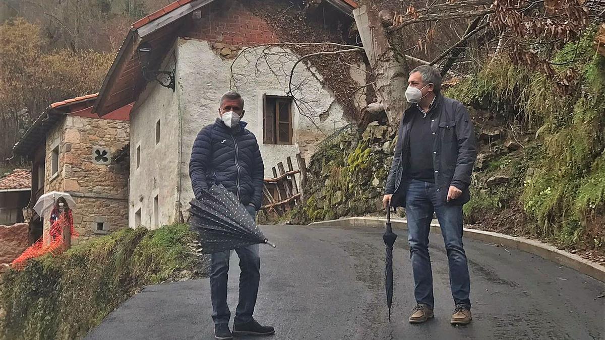 Marcelino Martínez (izquierda) y Manuel Calvo, ayer, en el camino reparado.