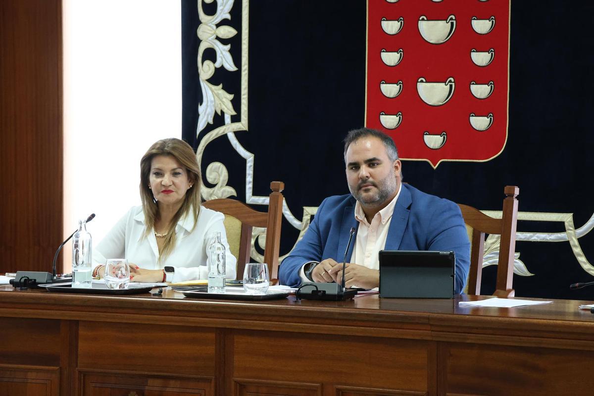 María Jesús Tovar y Samuel Martín, en el Pleno del Cabildo de Lanzarote.