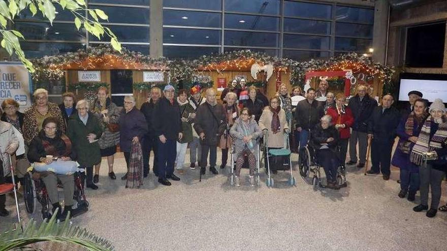 Corina Porro posó con los residentes de DomusVi que visitaron el Nadal Solidario del Tinglado. // FdV
