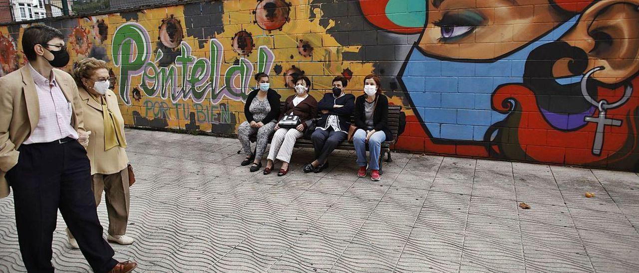 Mónica Sampedro, Eloína García, Angelina Baragaño y Esther Cases, en un banco de La Felguera.