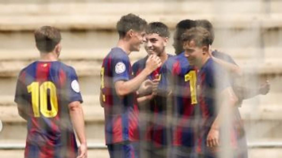 Dani Ávila celebra un gol con sus compañeros del Juvenil A