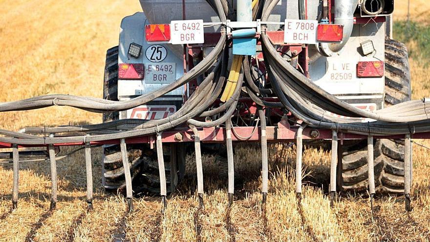 Un tractor en un camp de Girona, en una imatge d&#039;arxiu.