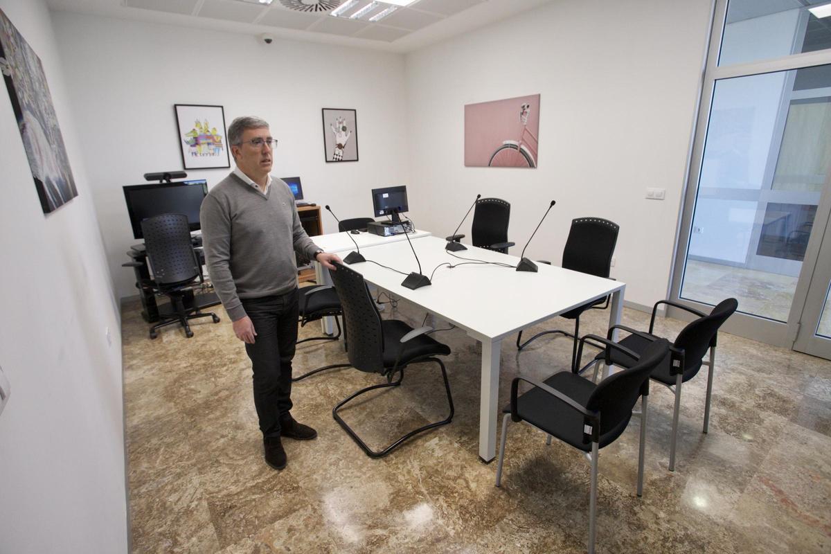 El juez Hernández Pascual, en la sala de vistas adaptada para que sea más amable.