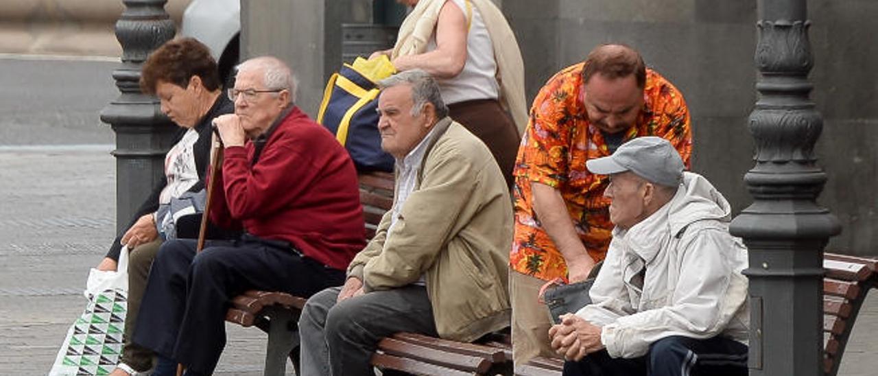 Canarias aporta 400 millones menos de lo necesario para pagar a sus pensionistas