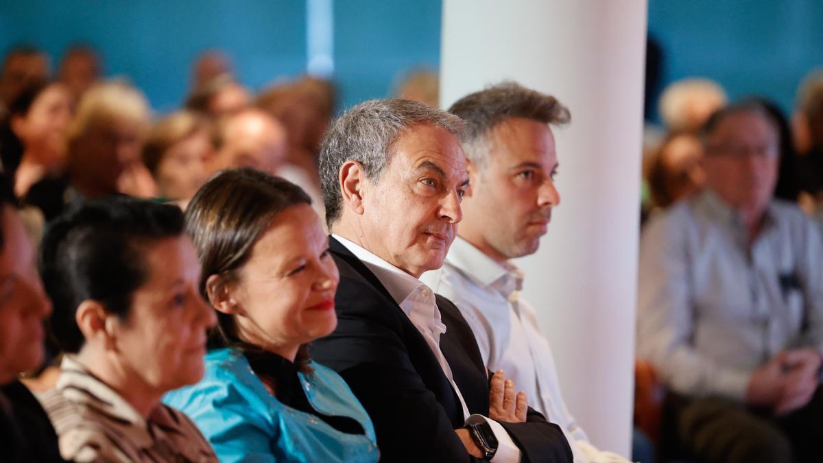 Toñi Serna, Leire Pajín, Zapatero y Mario Villar, sentados en primera fila en el mitin del PSOE en Benidorm