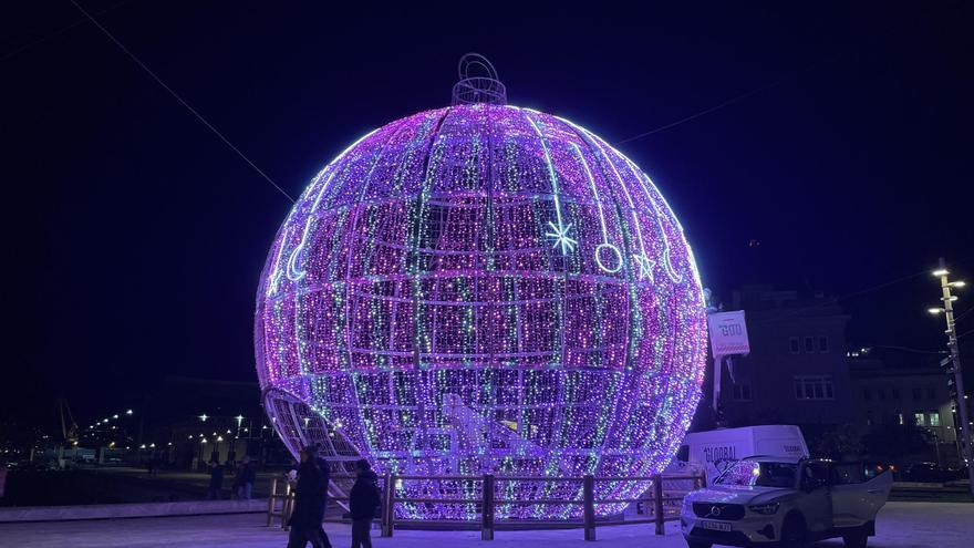 Una bola rosa y violeta para alumbrar la Navidad en A Coruña