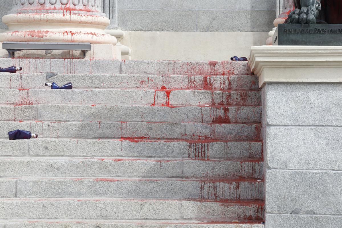 MADRID, 30/03/2023.- Escaleras de la Puerta de los Leones del Congreso, cubiertas con pintura roja después de una acción reivindicativa de Rebelión Científica este jueves en Madrid. EFE/ J.J. Guillén