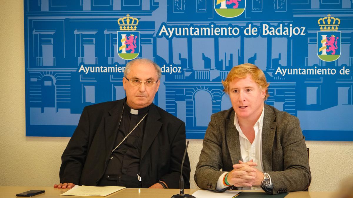 El arzobispo de Mérida-Badajoz, Celso Morga, junto al alcalde pacense, Ignacio Gragera.