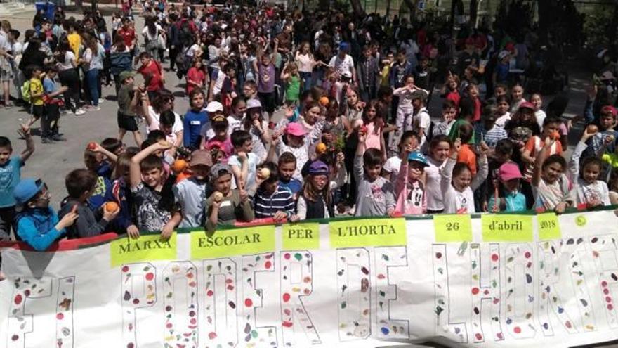 Cientos de niños y niñas de colegios e institutos de la comarca y de València se reunieron ayer en el parque del Molí de Godella.